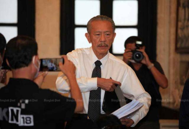8일 태국 마사지업계의 대부인 추윗 카몰비싯이 차이나 갱과 태국 이민국의 유착 관계를 폭로하기 위해 기자회견장으로 들어서고 있다. 방콕포스트 캡처