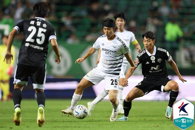 성남FC 미드필더 강재우(가운데)가 부천FC로 이적한다. [사진 프로축구연맹]