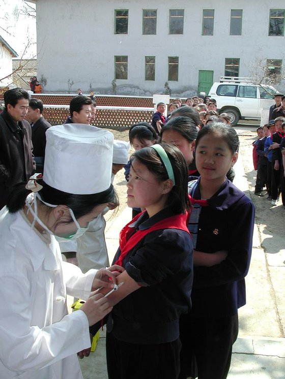 유니세프를 비롯한 국제단체들이 2007년 3월 북한 내 홍역이 확산되자 긴급 예방접종을 실시하는 모습. 사진 유니세프 한국위원회