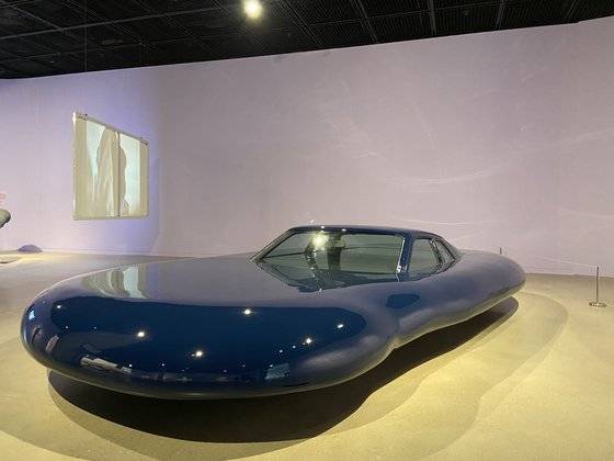 수퍼카를 녹여서 만든 작품 'UFO'. 지구온난화 현상에 대한 우려를 표현했다. [사진 수원시립미술관]