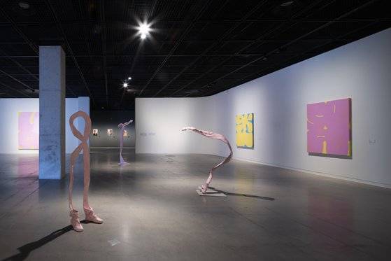 수원시립미술관 에르빈 부름 개인전 전시장 전경. '뚱뚱한 조각'시리즈를 밀대로 민 형태의 추상화가 눈길을 끈다. [사진 수원시립미술관]