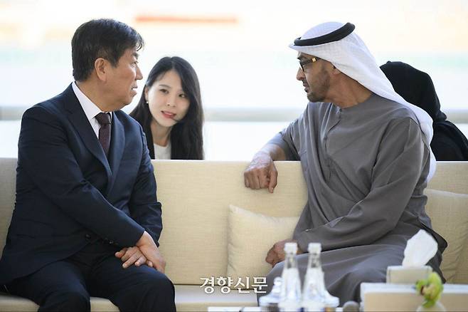 윤석열 대통령 특사 자격으로 아랍에미리트(UAE)를 방문한 김대기 비서실장이  무함마드 빈 자예드 알 나흐얀 UAE 대통령을 예방하고 있다.  대통령실 제공