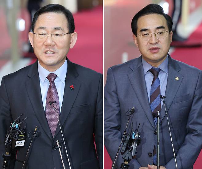 주호영 국민의힘 원내대표(왼쪽)와 박홍근 더불어민주당 원내대표가 지난 13일 국회 의장실에서 내년도 예산안 협상을 벌이고 나와 취재진의 질문에 답변하고 있다. 연합뉴스