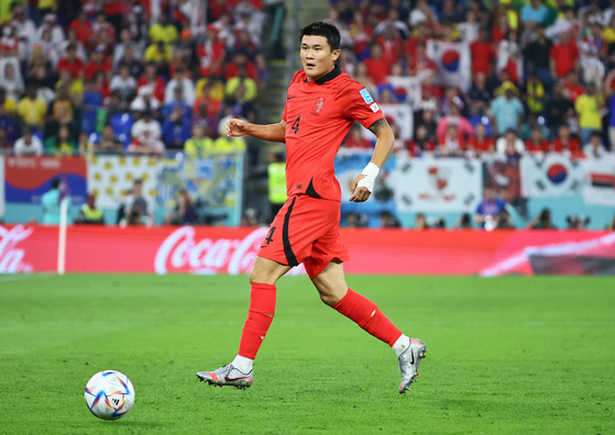 Kim Min-jae plays the ball during a round of 16 match between Korea and Brazil at the 2022 FIFA World Cup at Stadium 974 in Doha, Qatar on Dec. 5. [JOONGANG ILBO]