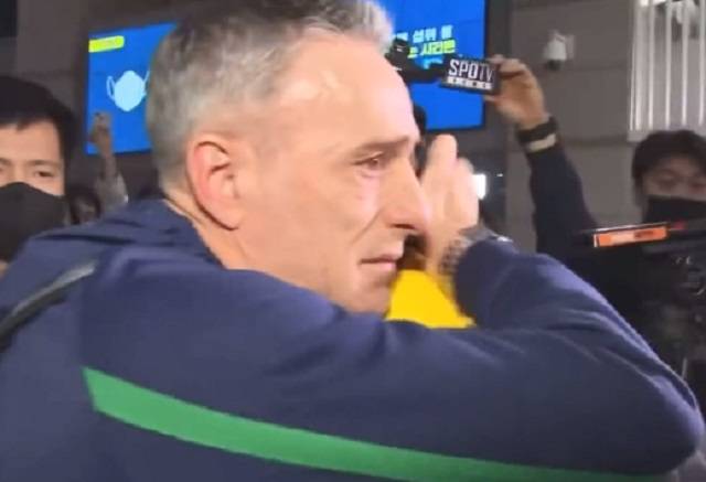 파울루 벤투 감독이 13일 인천국제공항에서 출국장으로 나서기 직전 한국인 코치진과 인사를 나누며 눈물을 보이고 있다. 트위터 영상 캡처