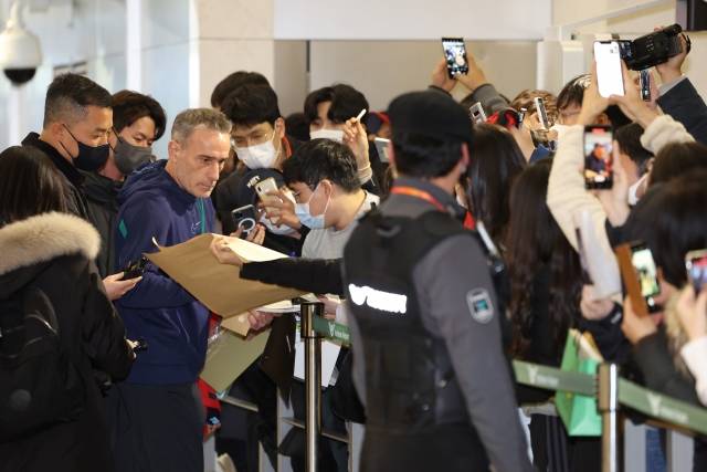 한국을 12년 만에 월드컵 본선 16강에 올린 파울루 벤투 감독이 13일 오후 인천국제공항을 통해 포르투갈로 출국하기에 앞서 팬들에게 사인을 해주고 있다. 연합뉴스