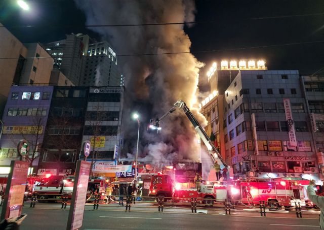서울 중구 남대문시장 인근 건물에서 14일 밤 발생한 화재로 연기가 솟구치고 있다. 연합뉴스