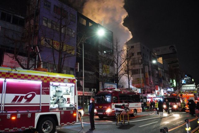 서울 중구 남대문시장 인근 건물에서 14일 밤 발생한 화재로 연기가 솟구치고 있다. 연합뉴스