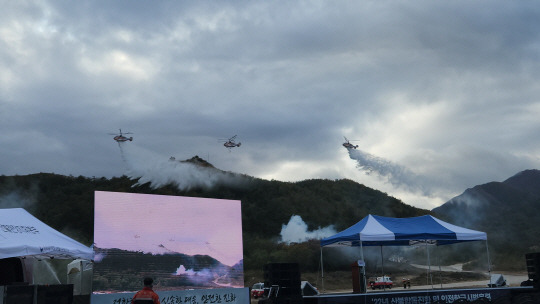 14일 오전 4시 49분쯤 강원 삼척시 근덕면 동막리에서 산불이 발생한 가운데 산림당국이 헬기를 투입해 산불을 진화하고 있다.