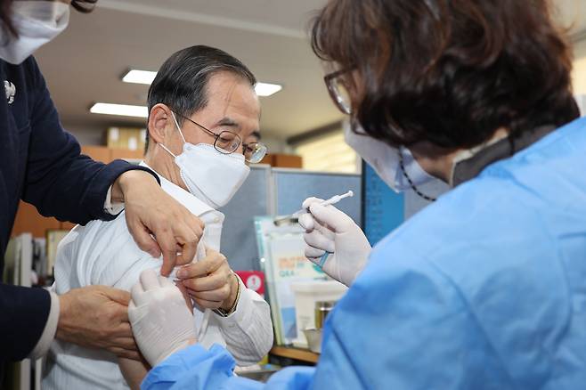 한덕수 국무총리가 11월24일 서울 종로구보건소를 방문해 코로나19 2가 백신 추가 접종을 하고 있다. ⓒ 연합뉴스