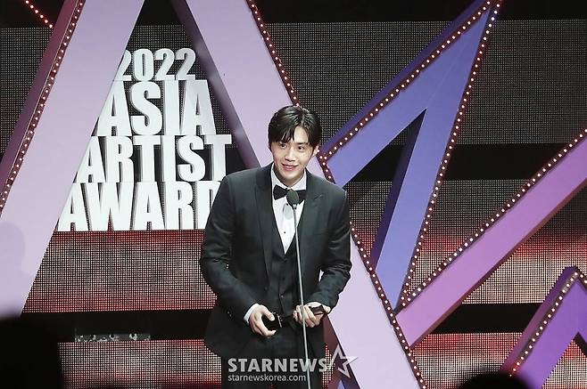 배우 김선호가 13일 오후 일본 나고야 니혼가이시홀에서 열린 스타뉴스-미디어보이 주최 '2022 Asia Artist Awards IN JAPAN'(2022 아시아 아티스트 어워즈, 이하 2022 AAA)에서 아이돌플러스 인기상을 수상한 뒤 소감을 말하고 있다.  스타뉴스와 미디어보이가 주최하고 Asia Artist Awards 조직위원회와 더스타파트너, 컬쳐 엔터테인먼트가 공동 주관하는 글로벌 NO.1 시상식 '2022 AAA'에는 올 한 해 동안 국내외에서 많은 사랑을 받은 가수, 배우들이 참석해 눈을 뗄 수 없는 화려한 글로벌 축제의 장을 펼친다. 2022.12.13 /사진=김창현 기자 chmt@