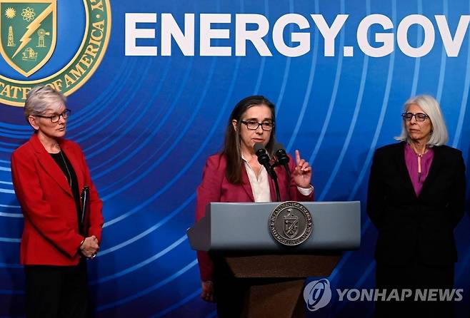 美, 핵융합 발전 연구성과 발표 (워싱턴 AFP=연합뉴스) 제니퍼 그랜홈 미국 에너지부 장관(왼쪽), 킴벌리 부딜'로런스 리버모어 국립연구소'(LLNL) 연구소장(가운데)이 13일(현지시간) 기자회견에서 핵융합 발전 관련 연구성과를 발표하고 있다. 2022.12.13