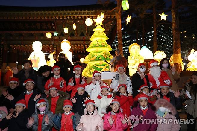 불 밝힌 조계사 크리스마스 트리 (서울=연합뉴스) 신준희 기자 = 14일 오후 서울 종로구 조계사 일주문 앞에서 크리스마스트리 점등식이 열렸다. 조계종 총무원장 진우스님과 한국천주교주교회의 김희중 대주교, 한국기독교교회협의회 총무 이홍정 목사, 문화체육관광부 김대현 종무실장 등이 참석했다. 2022.12.14 hama@yna.co.kr