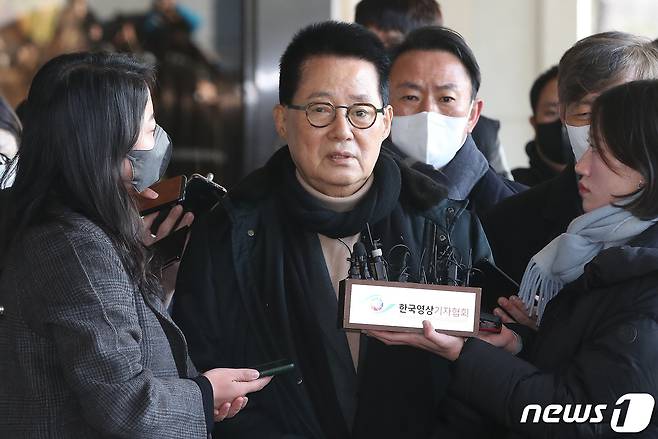 서해 공무원 피격사건 당시 상황에 대한 첩보 보고서 등을 무단으로 삭제된 혐의로 고발된 박지원 전 국가정보원장이 14일 14일 오전 서울 서초구 서울중앙지방검찰청에서 피의자 신분으로 소환 조사에 출석하며 입장을 밝히고 있다. ⓒ News1 임세영 기자