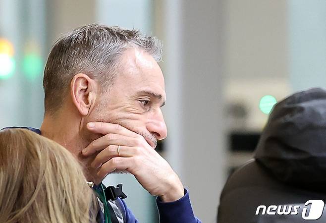 한국 축구대표팀의 월드컵 16강 진출을 이끈 파울루 벤투 감독이 13일 인천국제공항 제1여객터미널을 통해 출국하며 출국 수속을 기다리고 있다. 벤투 감독은 한국 사령탑 최초로 4년 이상 팀을 지휘해 57경기 35승을 거두며 최다승 기록을 세우고, 2022 국제축구연맹(FIFA) 카타르 월드컵을 끝으로 대한축구협회(KFA)와 계약이 종료됐다. 2022.12.13/뉴스1 ⓒ News1 조태형 기자