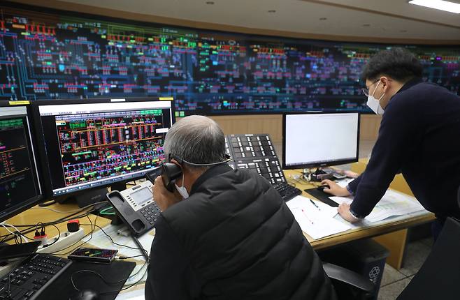 지난 12일 오후 경기도 수원시 한국전력공사 경기지역본부 전력관리처 계통운영센터에서 관계자들이 전력수급상황을 점검하고 있다. /공동취재단