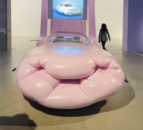 에르빈 부름에게 조각은 모든 ‘현상’을 표현할 수 있는 언어이자 사회 문제를 들여다볼 수 있는 창구이다. 부름의 조각 ‘뚱뚱한 차’. [사진 이은주 기자]