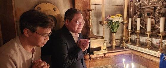 성묘 교회 안에 있는 예수 부활의 동굴 무덤이다. 소강석 목사와 이재훈 목사가 동굴 무덤 안에서 기도를 하고 있다. 백성호 기자