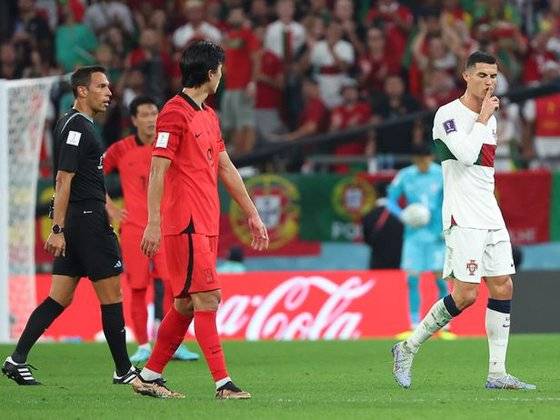 3일 오전(한국시각) 카타르 알라이얀의 에듀케이션 시티 스타디움에서 열린 2022 카타르 월드컵 조별리그 H조 3차전 대한민국과 포르투갈 경기. 교체아웃되던 포르투갈 크리스티아누 호날두가 대표팀 조규성과 언쟁을 벌이고 있다. 연합뉴스