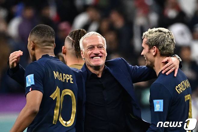 (도하 AFP=뉴스1) 김성식 기자 = 10일(현지시간) 카타르 도하 알베이트 스타디움에서 열린 2022 카타르 월드컵 8강 잉글랜드 대 프랑스 경기에서 프랑스 국가대표팀 디디에 데샹(중앙) 감독이 밝게 웃으며 킬리안 음바페(왼쪽)와 앙투안 그리에즈만(오른쪽)과 승리의 기쁨을 나누고 있다. ⓒ AFP=뉴스1  Copyright (C) 뉴스1. All rights reserved. 무단 전재 및 재배포 금지.