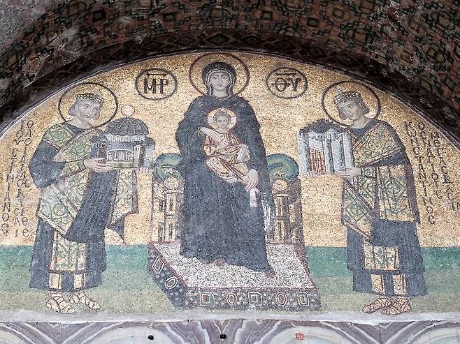 아야 소피아의 출입구 벽에 그려진 콘스탄티누스 황제와 유스티니아누스 황제