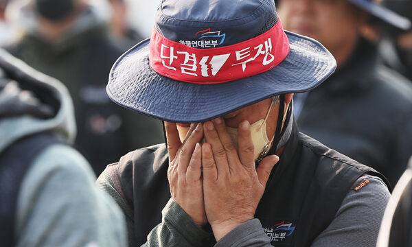 화물연대가 파업을 종료하고 현장 복귀를 결정한 9일 경기도 의왕시 내륙컨테이너기지(ICD)에서 조합원이 눈물을 닦고 있다. 연합뉴스