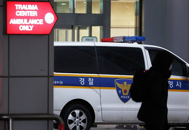 12월15일 대장동 개발 비리 의혹 사건의 핵심 인물인 김만배씨가 경기도 수원시 장안구의 한 대학교 인근 도로 위 자신의 차량 안에서 극단적인 선택을 시도해 병원으로 이송됐다. 사진은 김씨가 이송된 병원 모습 ⓒ 연합뉴스