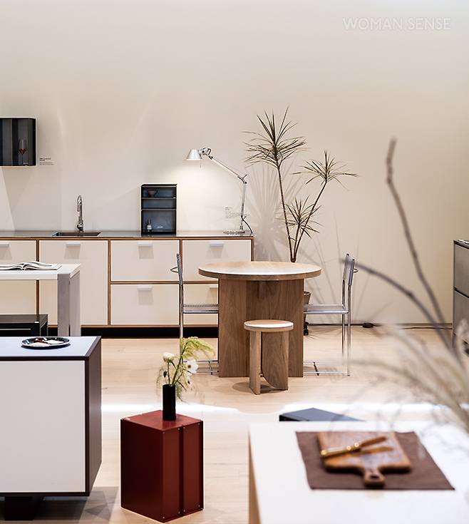 MMK(Museum of Modern Kitchen)의 쇼룸은 A·B·C 3가지 존으로 구분한다. 새로운 유형의 키친&퍼니처 라인을 선보이고, MMK가 큐레이션한 제품을 소개한다.