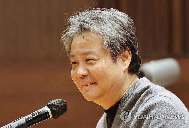 강연하는 위화 작가 (서울=연합뉴스) 이재희 기자 = 중국 작가 위화가 15일 오후 서울 종로구 교보컨벤션홀에서 열린 '2022 세계 작가와의 대화'에서 '중국의 1900년대'를 주제로 강연하고 있다. 2022.12.15 scape@yna.co.kr