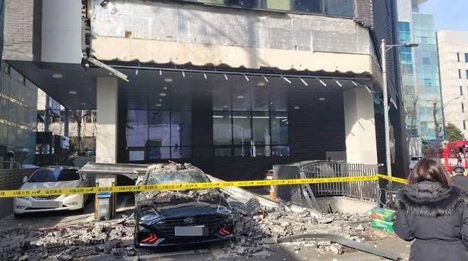 16일 오후 서울 서초구 양재동에서 벽면에 붙어 있던 벽돌이 차량 위로 쏟아지는 사고가 발생했다./서울경찰청