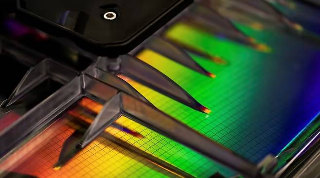 웨이퍼 위 미세한 회로를 새기는 노광공정에 네온 가스가 사용된다. /블룸버그