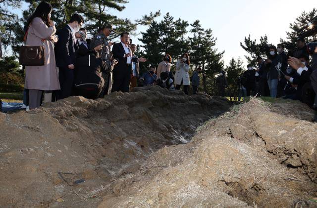 국회 국방위 소속인 더불어민주당 김병주 ·김영배 ·송옥주 의원이 지난 10월 12일 오후 강릉 공군18전투비행단을 찾아 오홍균 18전투비행단장, 이현철 육군 미사일전략사령부 2여단장과 함께 10월 4일 발생한 현무-2C 낙탄 사고로 인해 깊게 파인 골프장 페어웨이를 살펴보고 있다. 군은 이날 기존 발표대로 골프장에 탄두가 떨어졌다고 밝혔으나 유류고에 추진체가 떨어져 일부 시설이 파손됐다는 사실을 새로 밝혔다. 국회사진기자단