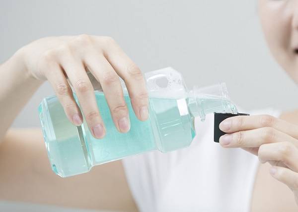 구강청결제를 장기간 과량 섭취하면 메탄올 중독으로 인한 시력 저하가 발생할 수 있다./사진=클립아트코리아