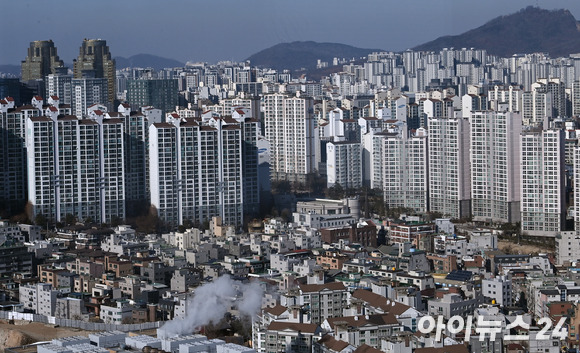 서울 용산 드래곤시티 호텔에서 바라본 아파트 전경. [사진=김성진 기자]