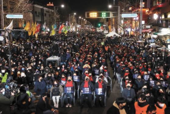 16일 오후 서울 용산구 이태원참사 사고 현장 인근에서 10·29 이태원참사 유가족협의회와 10·29 이태원참사 시민대책회의 주최로 참사 49일 시민추모제가 열리고 있다. 연합뉴스