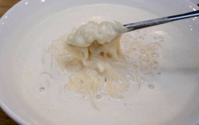 국내산 해콩을 불리고 삶아서 낸 콩물을 한 숟가락 떠서 맛보자 그윽하고 우아하며 고소한 콩 향기가 입안에 퍼진다. 여름 한복판에 먹는 콩국수와 다른 겨울의 참맛이다.