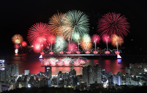 A scene from the Busan Fireworks Festival that took place on Oct. 27, 2018 [YONHAP]