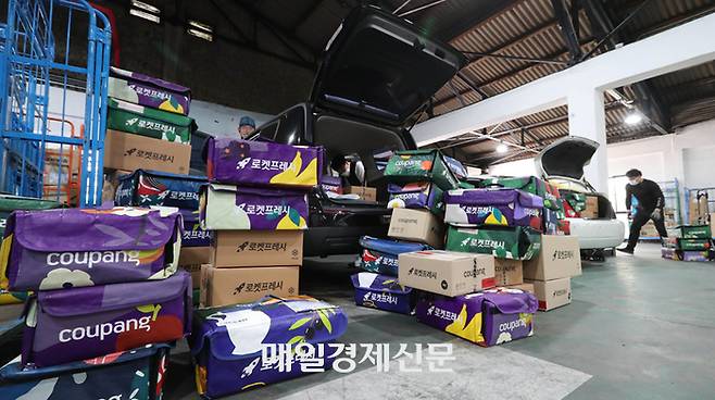 서울 영등포구에 위치한 쿠팡 물류센터에서 쿠팡 직원들이 상품을 분류하고 있다. [사진=박형기 기자]