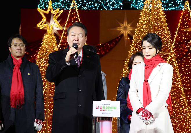 윤석열 대통령이 16일 오후 서울 종로구 열린송현광장에서 열린 윈·윈터 페스티벌 개막식에서 트리 점등을 한 뒤 발언을 하고 있다. [사진출처 = 연합뉴스]