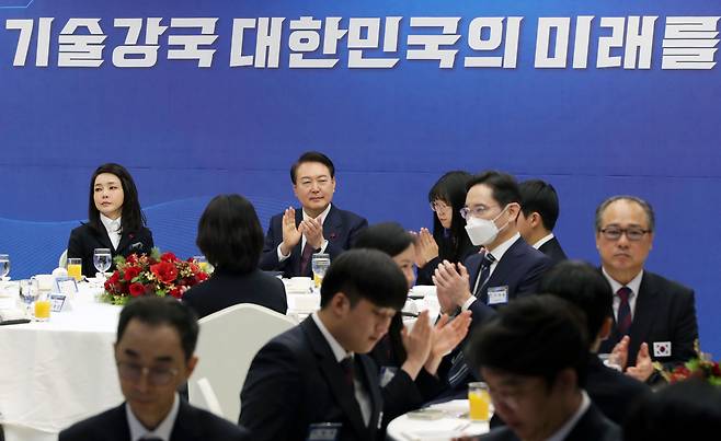 윤석열 대통령과 김건희 여사가 16일 경기도 성남시 한국잡월드에서 열린 국제기능올림픽 선수단 격려 오찬에 참석, 이재용 삼성전자 회장 등과 함께 선수단의 활약상을 담은 동영상을 시청한 뒤 박수를 치고 있다. [연합]