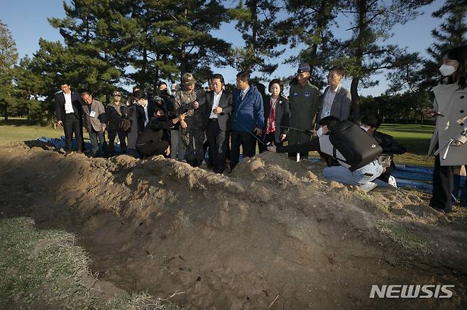 [강릉=뉴시스] 국회사진기자단 = 더불어민주당 국회 국방위원회 소속인 김병주,김영배,송옥주 의원이 12일 오후 강원도 강릉시 공군 제18전투비행단 내 미사일 낙탄사고 발생지점을 찾아 당시 현무-2C 탄도미사일의 탄두가 추락해 구덩이가 만들어진 골프장 앞에서 군 관계자들로부터 설명을 듣고 있다. 이번 조사에서는 군에서 최초 발표했던 낙탄지점이 공군 골프장 만이 아니라 400m 떨어진 유류저장고(POL)에도 추진체가 떨어져 화재가 일어난 것으로 밝혀졌다. 2022.10.12. photo@newsis.com