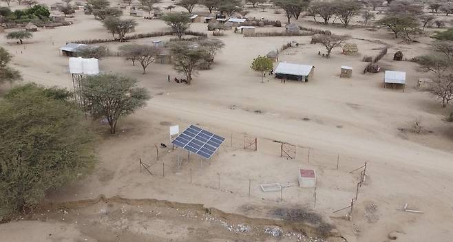 케냐 소펠 마을에 설치된 태양광 이용 식수 제공 시설 지난 6일(현지시간) 케냐 투르카나주의 소펠 마을과 급수 시설을 상공에서 드론으로 촬영한 모습. 2022.12.1 [외교부 공동취재단 제공]