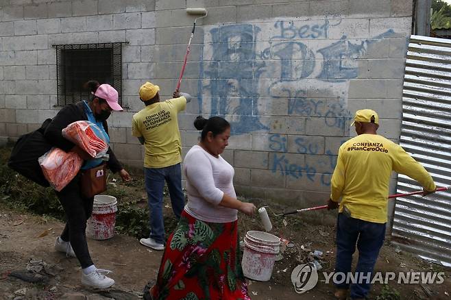 엘살바도르 갱단 관련 그래피티 위에 덧칠 작업 [로이터 연합뉴스 자료사진. 재판매 및 DB 금지]