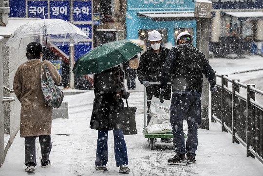 지난 15일 서울 홍제동 인근에서 시민들이 이동하고 있다. 사진=뉴시스