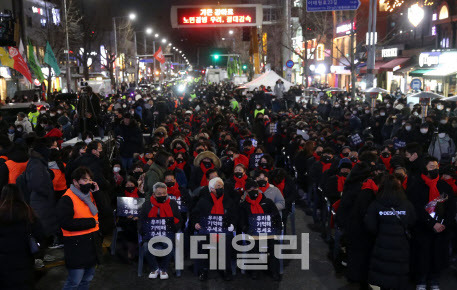 [이데일리 김태형 기자] 이태원 참사 49일을 맞은 16일 저녁 서울 용산구 이태원역 앞 도로에서 시민추모제가 열리고 있다.