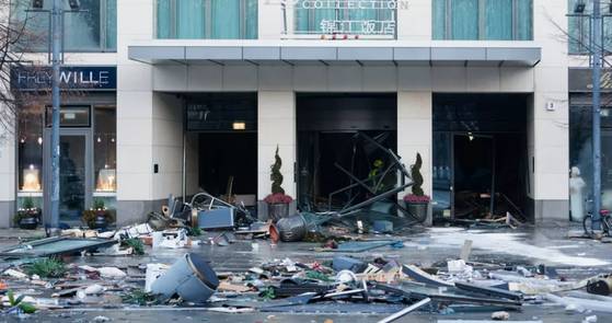 현지시간 16일 베를린 도심의 수족관 '아쿠아 돔'이 폭발해 인근 도로까지 물이 쏟아져 아수라장이 됐다. 〈사진=로이터통신〉