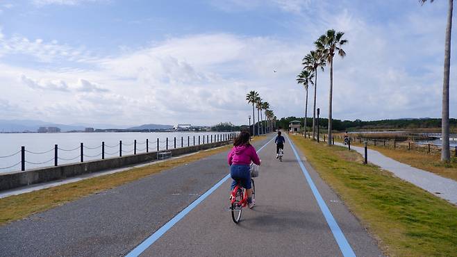 해변공원을 자전거를 타고 달리는 여행객들의 모습ⓒ News1 윤슬빈 기자