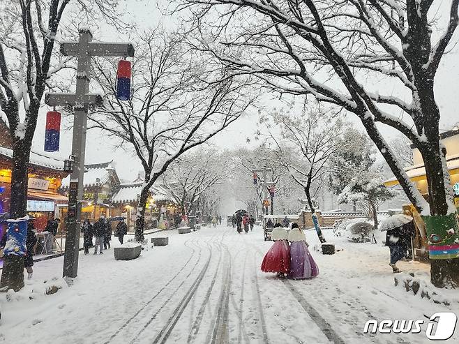 17일 눈이 내리는 전북 전주한옥마을에서 관광객들이 겨울 정취를 만끽하고 있다. 2022.12.17/뉴스1 ⓒ News1 강교현 기자