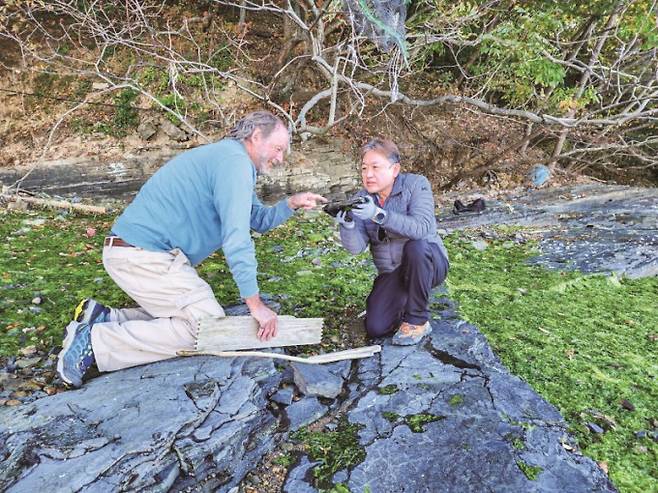 경남 백악기 지층에서 새 발자국 화석을 찾고 있다. 임종덕, 마틴 로클리 교수