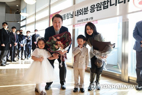 윤석열 대통령과 김검희 여사가 17일 서울 서초동 아크로비스타 사저를 찾아 주민들에게 감사 인사를 전한 뒤 어린이들과 기념촬영을 하고 있다. 



연합뉴스 제공